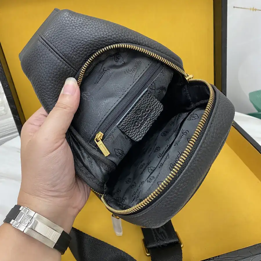 Gucci Men's Chest Bag Latest Style