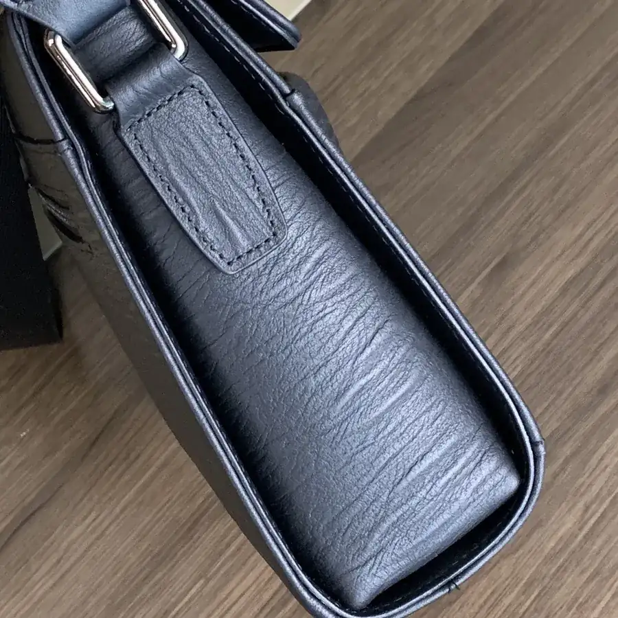 Mondaine 2023 New Trendy Crossbody Bag Premium Leather Design