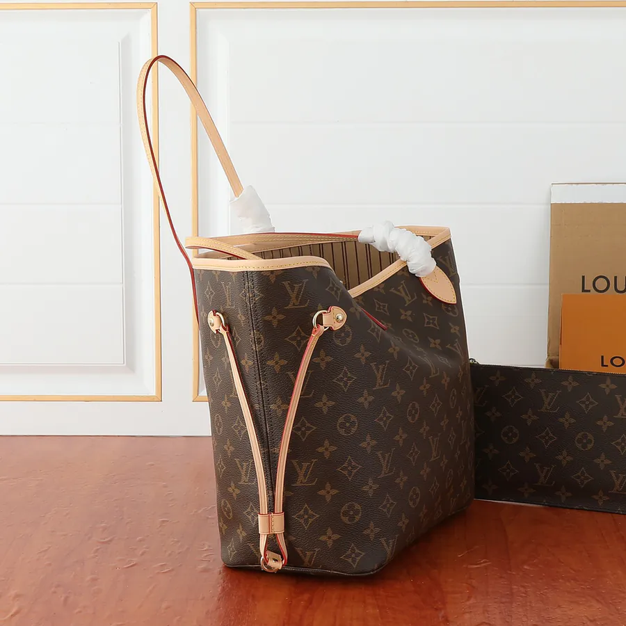 LV Neverfull Medium Handbag Grained Calfskin