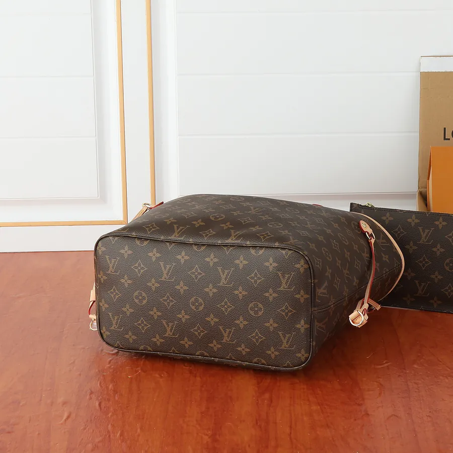 LV Neverfull Medium Handbag Grained Calfskin