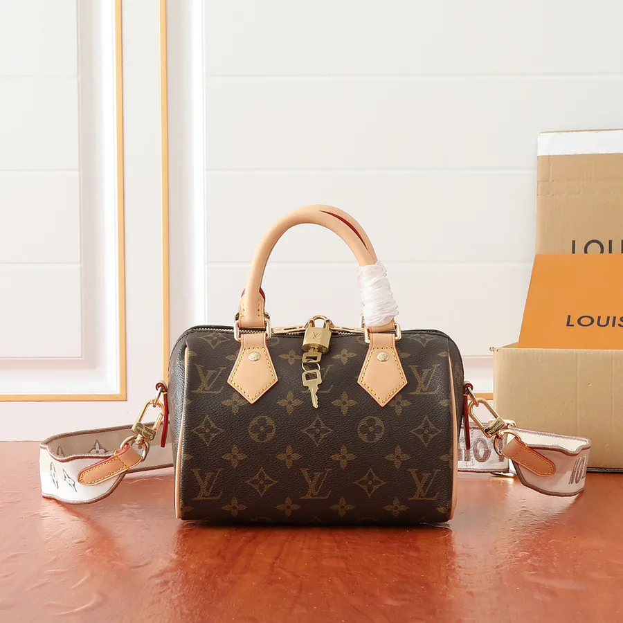 Speedy Bandoulière 20 Elegant Travel Bag with Monogram Canvas and Leather Trim