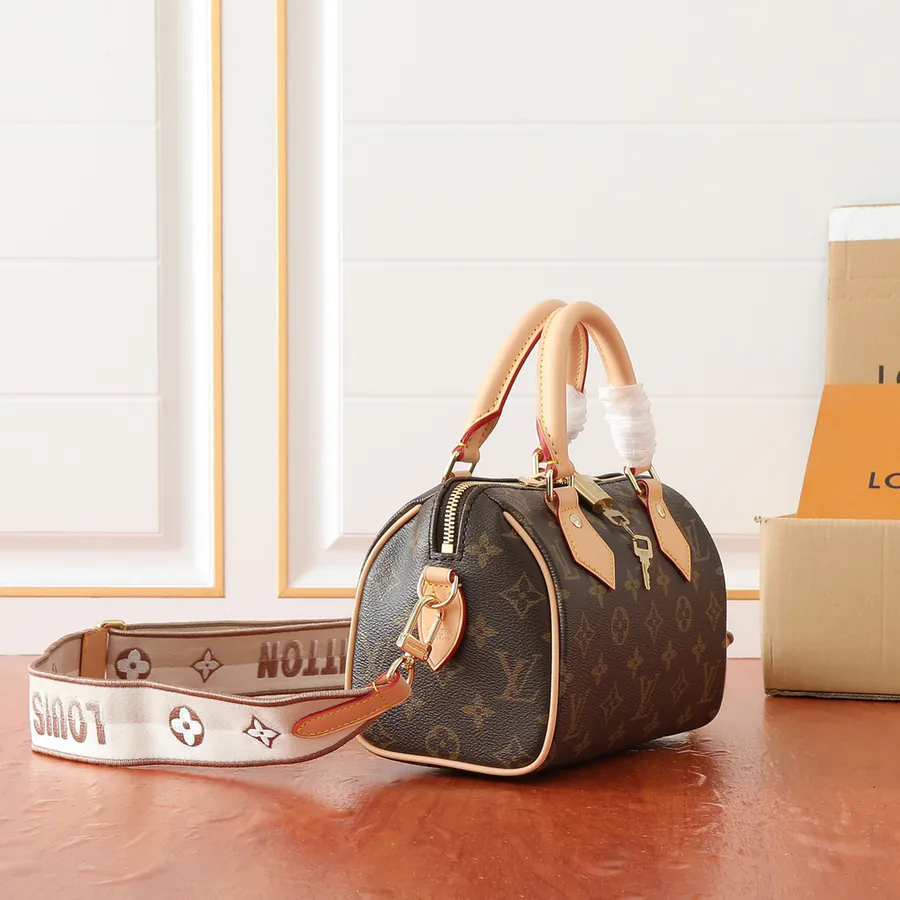 Speedy Bandoulière 20 Elegant Travel Bag with Monogram Canvas and Leather Trim