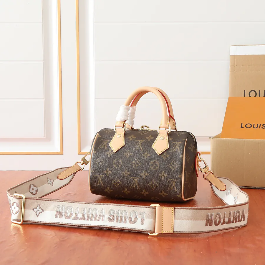 Speedy Bandoulière 20 Elegant Travel Bag with Monogram Canvas and Leather Trim