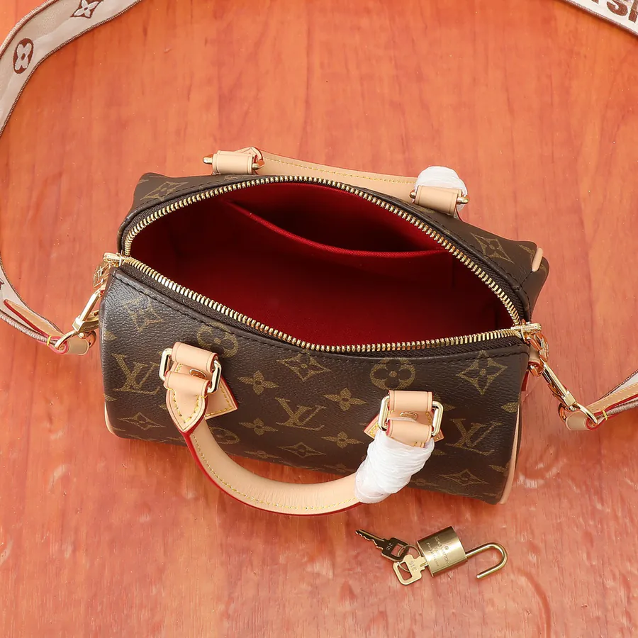 Speedy Bandoulière 20 Elegant Travel Bag with Monogram Canvas and Leather Trim