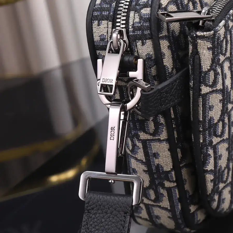 SADDLE Triple Pouch Bold and Versatile
