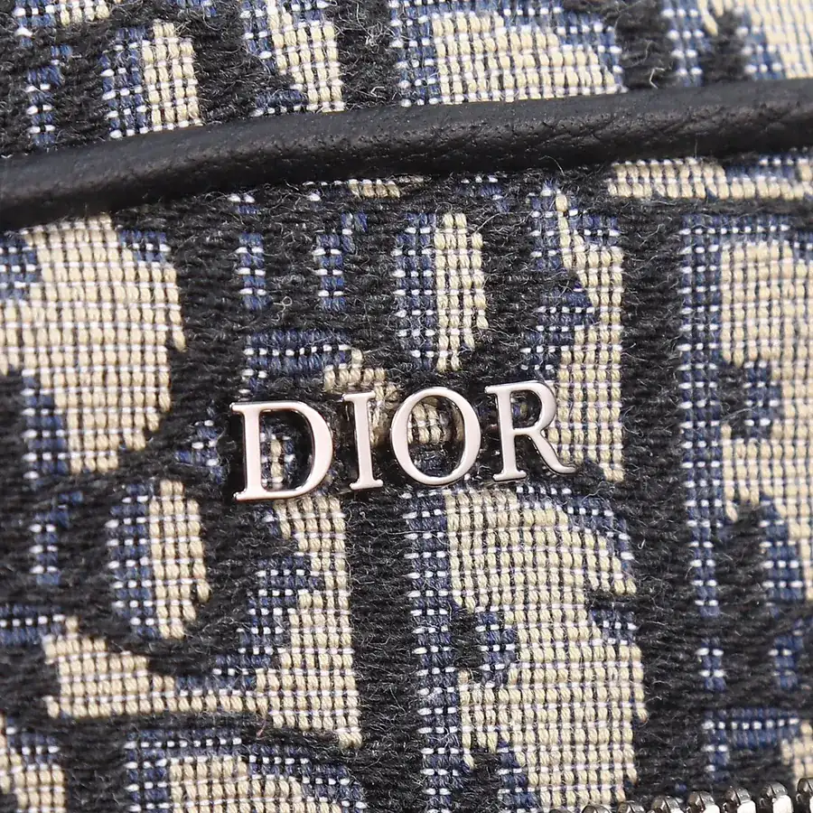 SADDLE Triple Pouch Bold and Versatile
