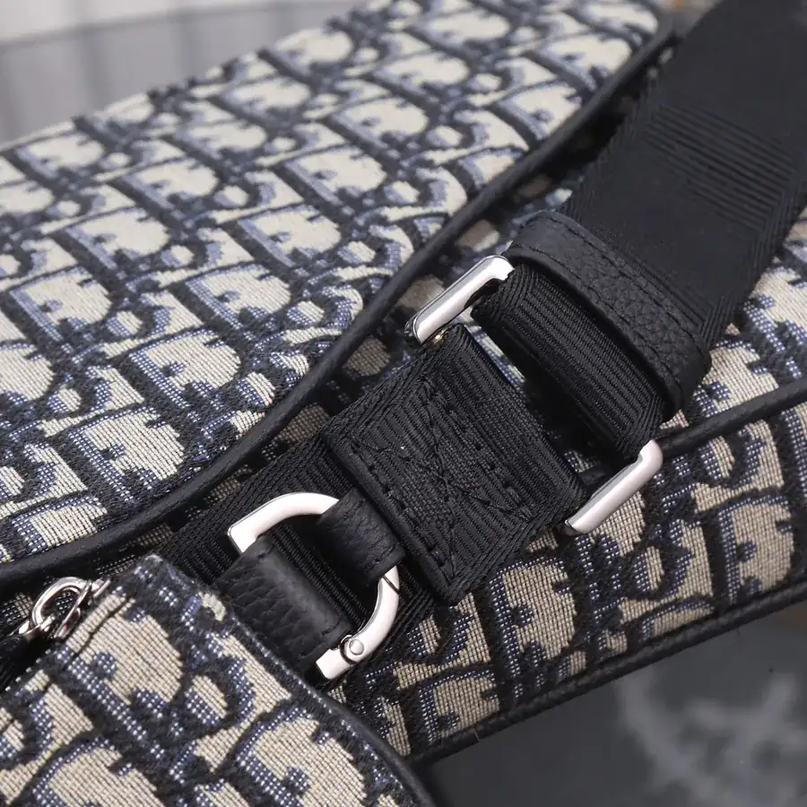 SADDLE Triple Pouch Bold and Versatile