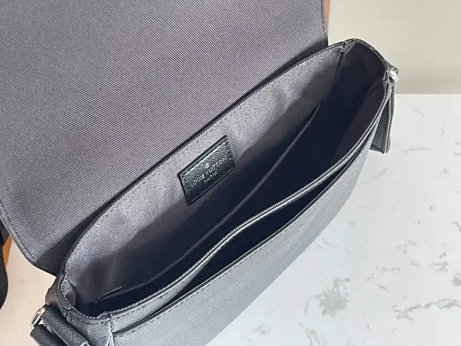 District Mini Messenger Bag Deep Taïga Leather
