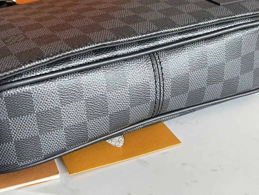 District Mini Messenger Bag Grained Taïga Leather
