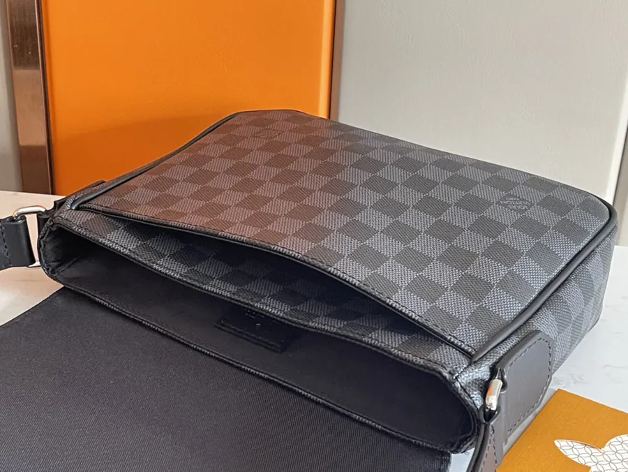 District Mini Messenger Bag Grained Taïga Leather