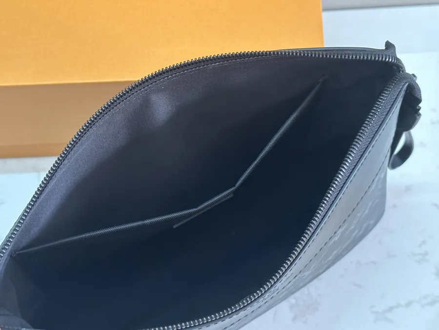 Top Original M82543 Pochette Voyage Souple Handbag