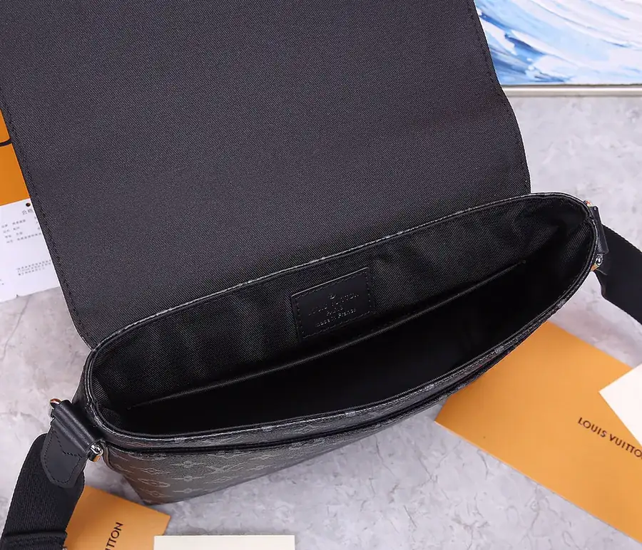 District Small Handbag Elegant and Lightweight