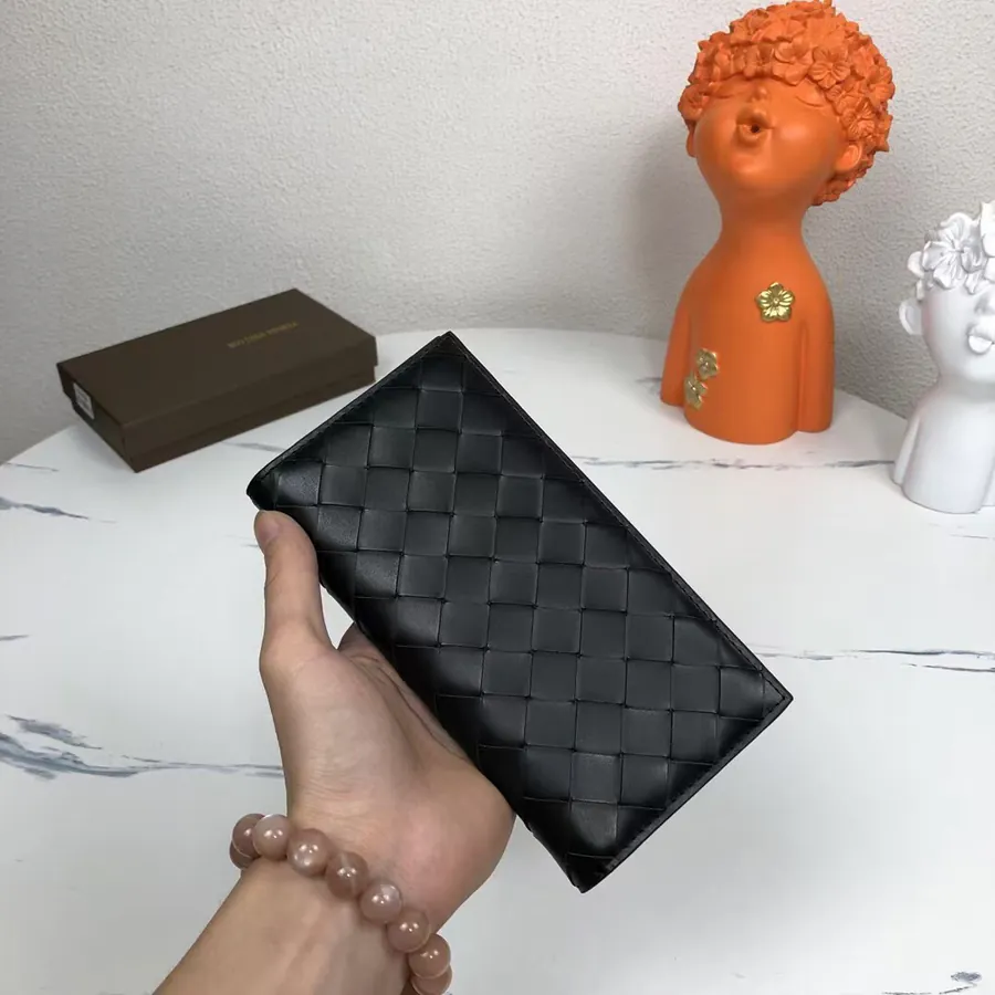 P200 Bv Long Wallet in Handcrafted Leather