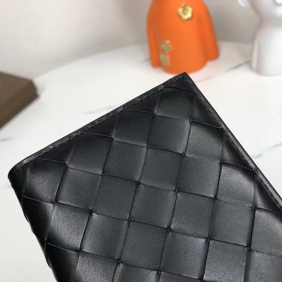 P200 Bv Long Wallet in Handcrafted Leather