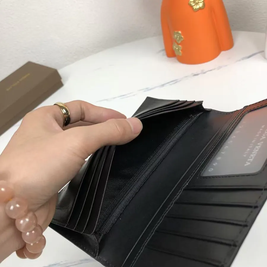 P200 Bv Long Wallet in Handcrafted Leather
