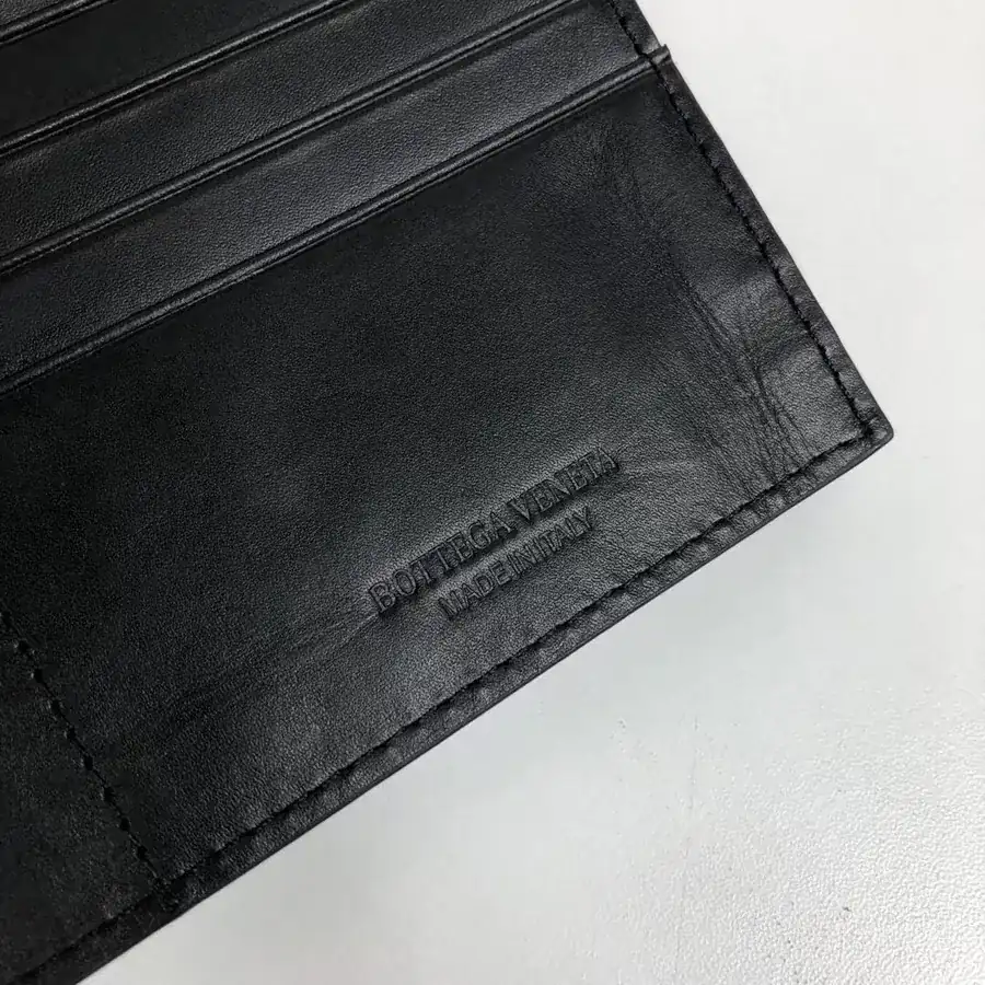 P200 Bv Long Wallet in Handcrafted Leather