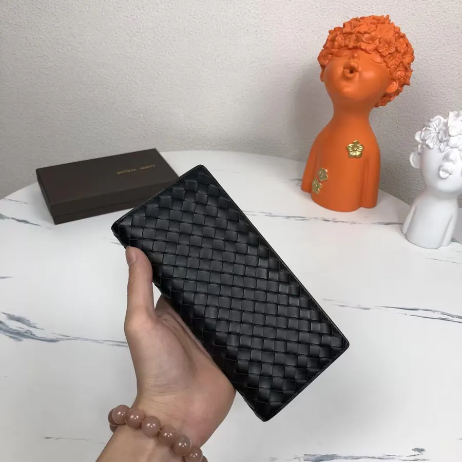 P200 Bv Long Wallet in Handcrafted Calfskin