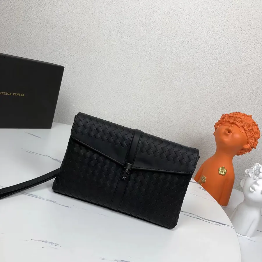 BV Leisure Handbag in Black