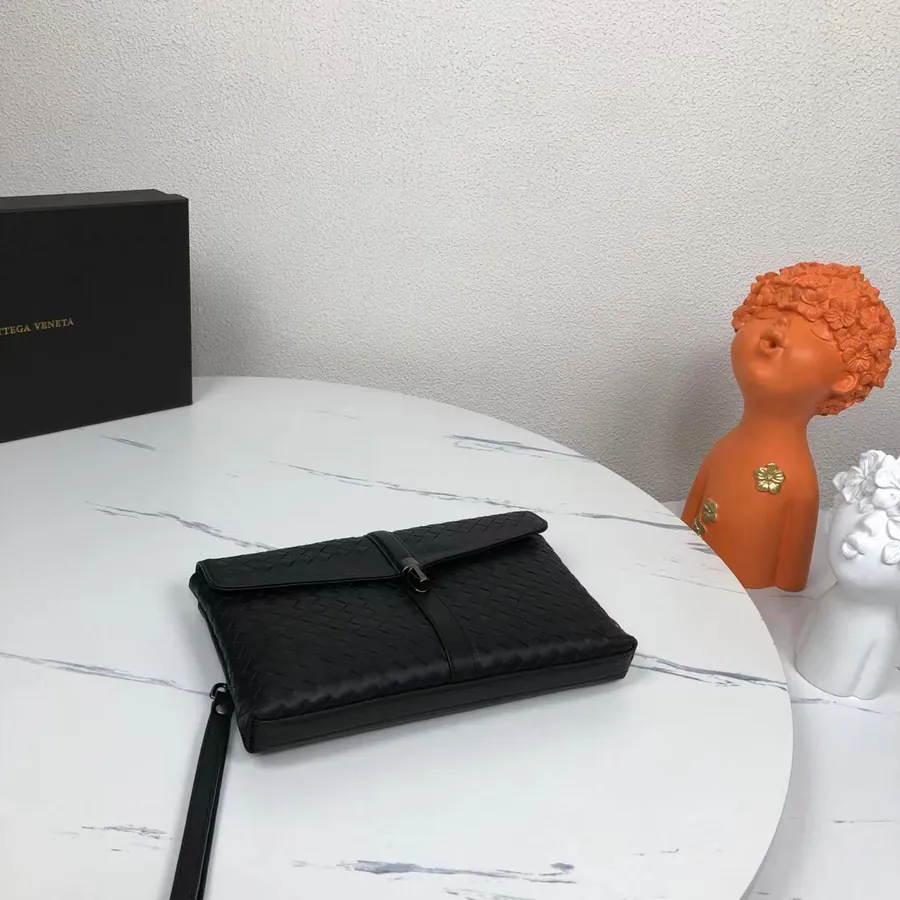 BV Leisure Handbag in Black