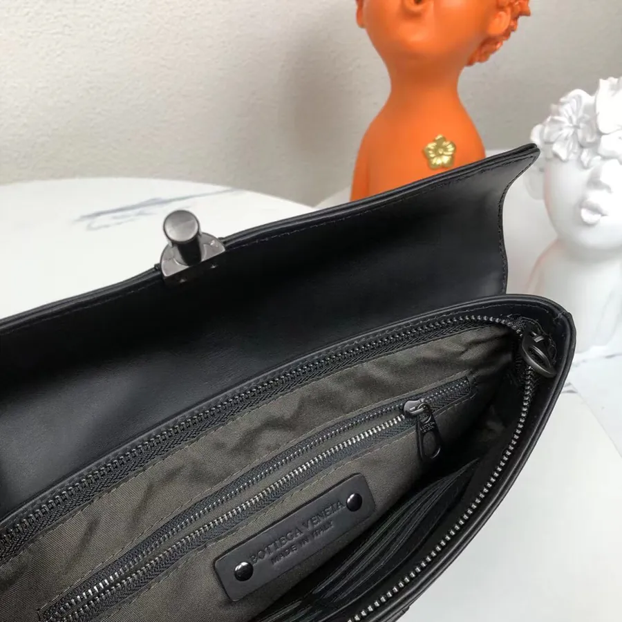 BV Leisure Handbag in Black
