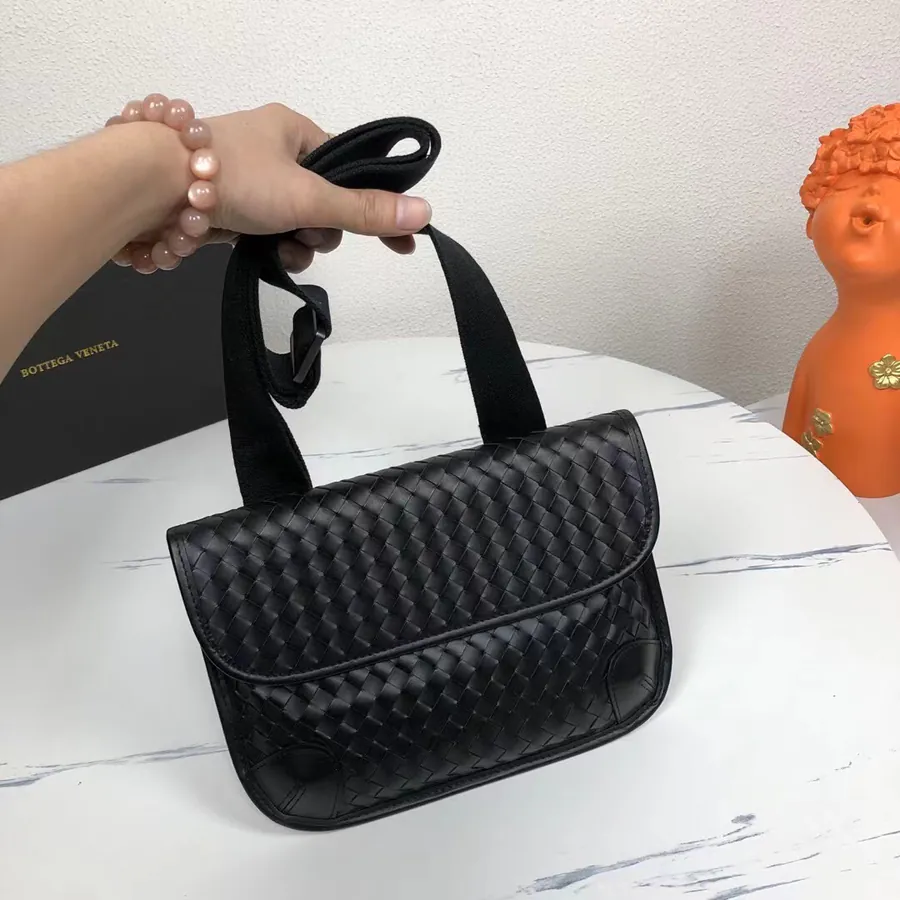 P330 BV Men's Shoulder Bag Sleek and Stylish
