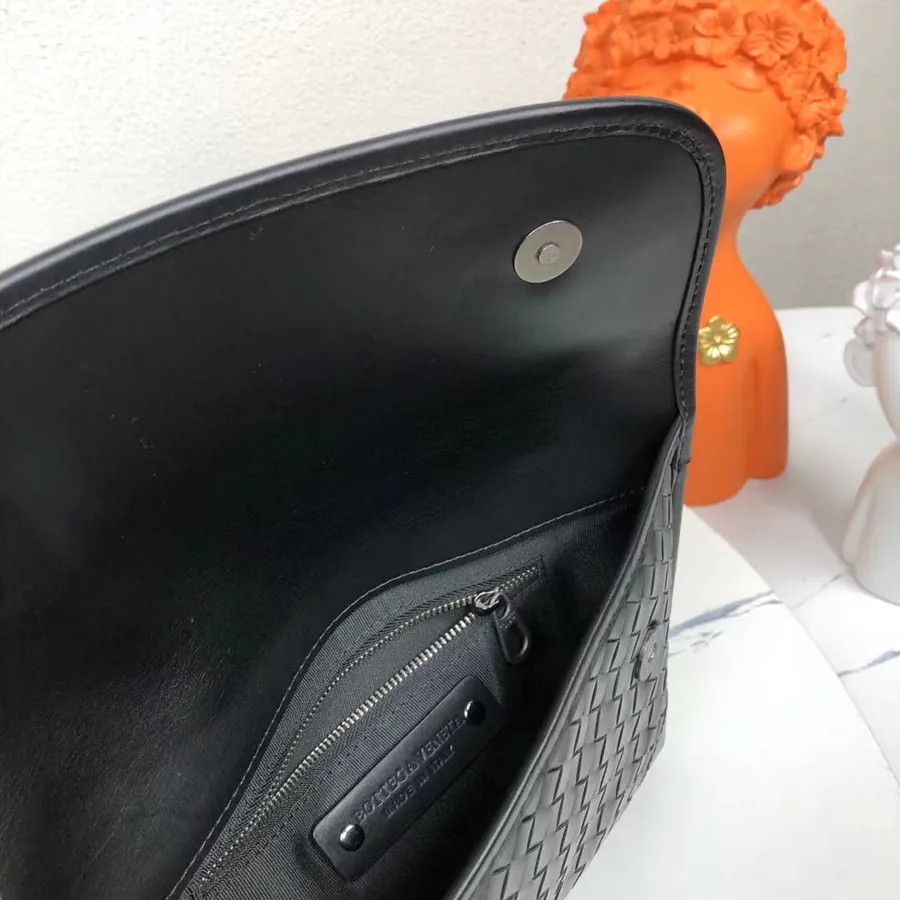 P330 BV Men's Shoulder Bag Sleek and Stylish