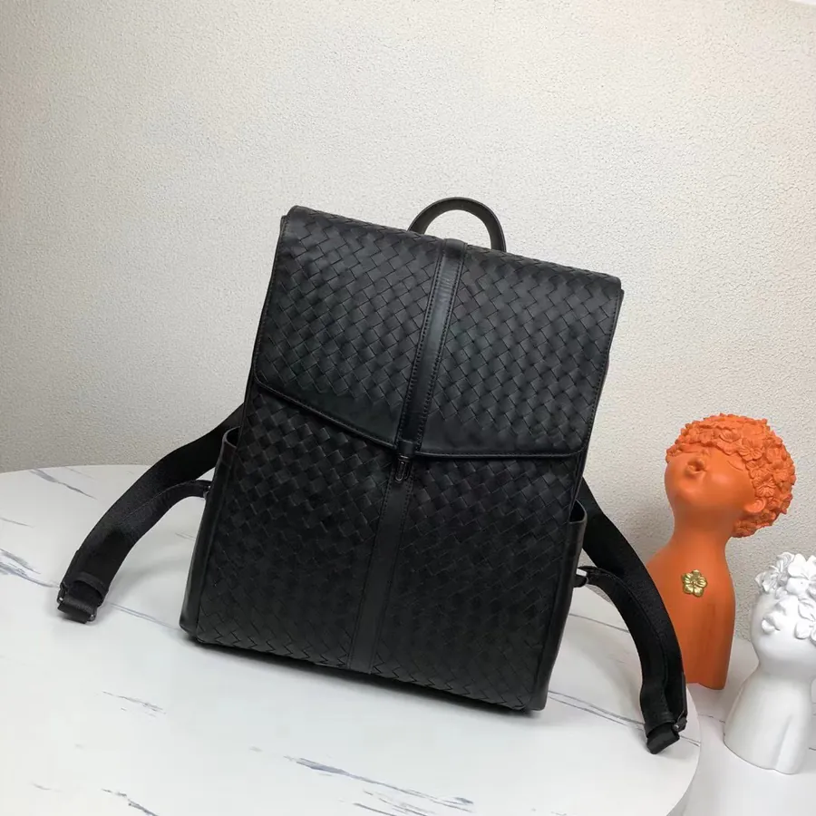 P650 BV Men's Backpack Premium Leather, Elegant Design