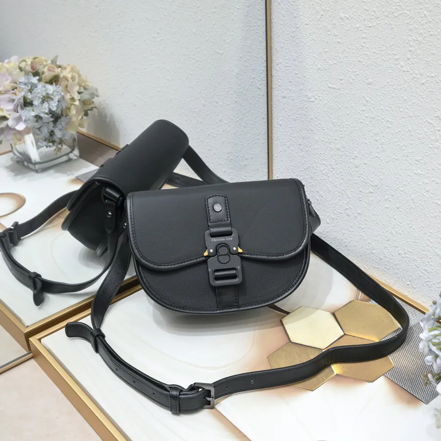 DIO.R Gallop Messenger Bag Classic Design