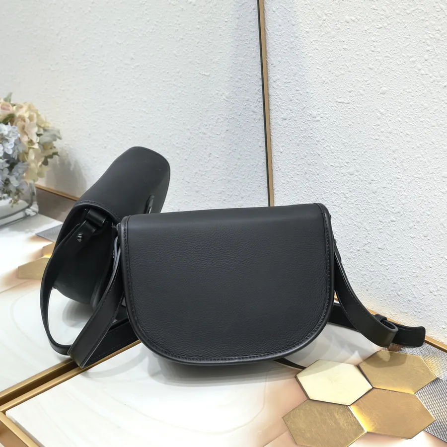 DIO.R Gallop Messenger Bag Classic Design