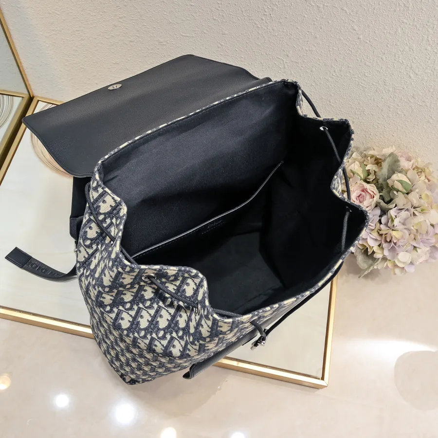 Motion Shoulder Bag Elegant and Contemporary Design