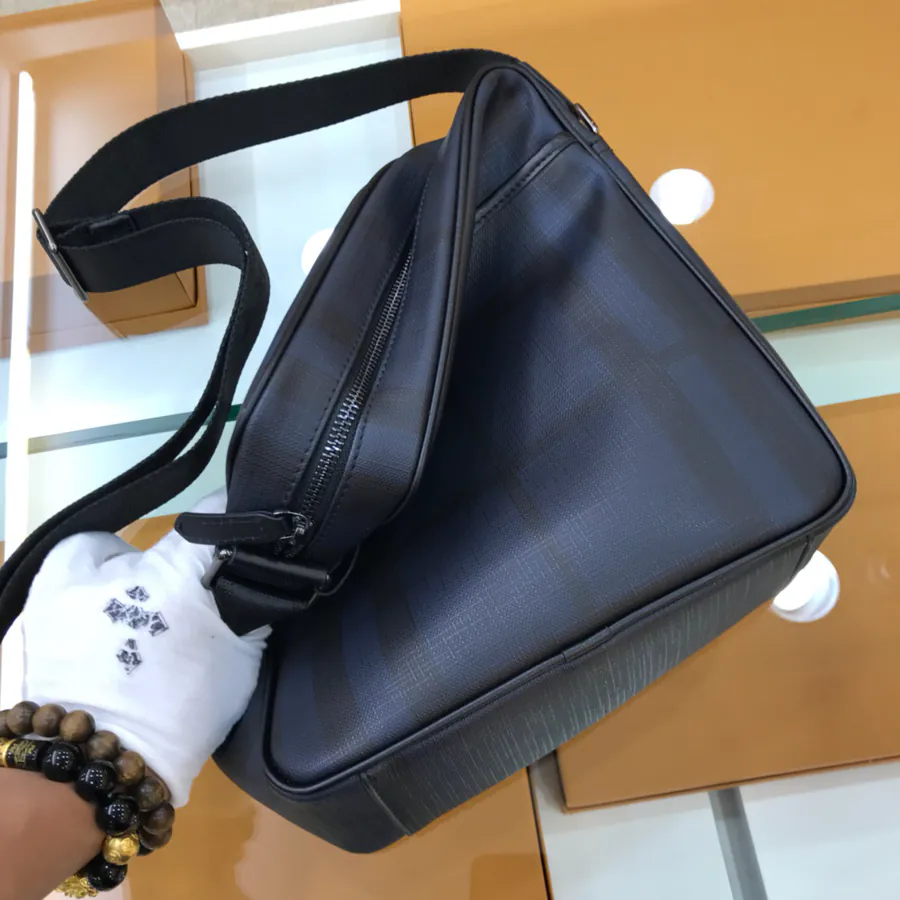BURBERRY Classic Navy Bucket Bag