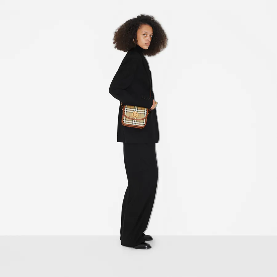 Burberry New Tote Bag with Grained Leather and Elegant Curve Design