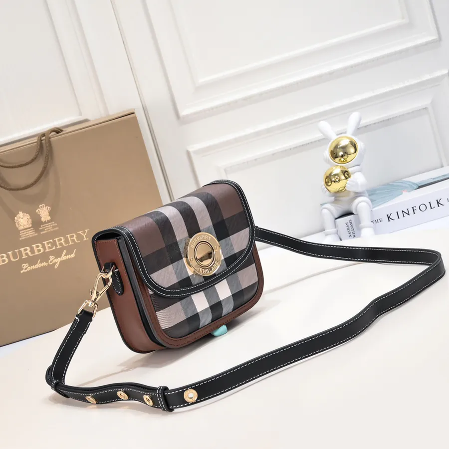 Burberry New Tote Bag with Grained Leather and Elegant Curve Design