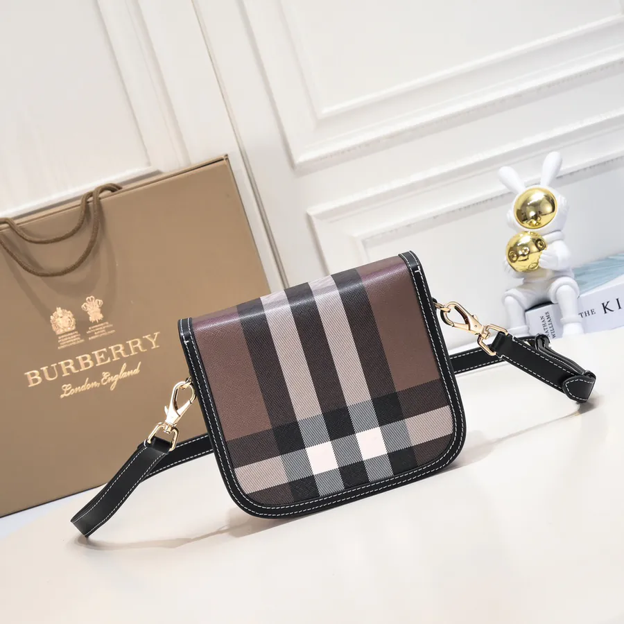Burberry New Tote Bag with Grained Leather and Elegant Curve Design