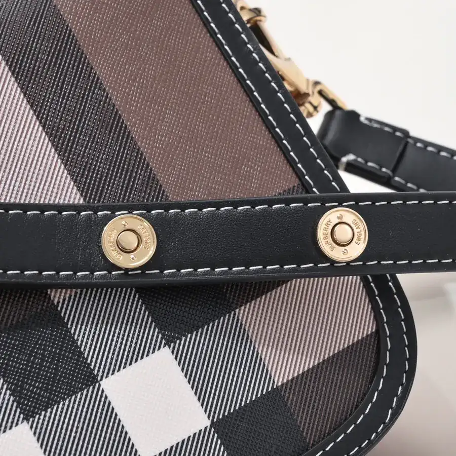 Burberry New Tote Bag with Grained Leather and Elegant Curve Design