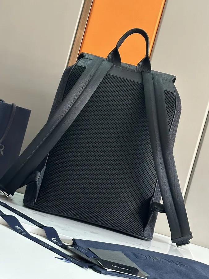 Motion Shoulder Bag Elegant and Sophisticated