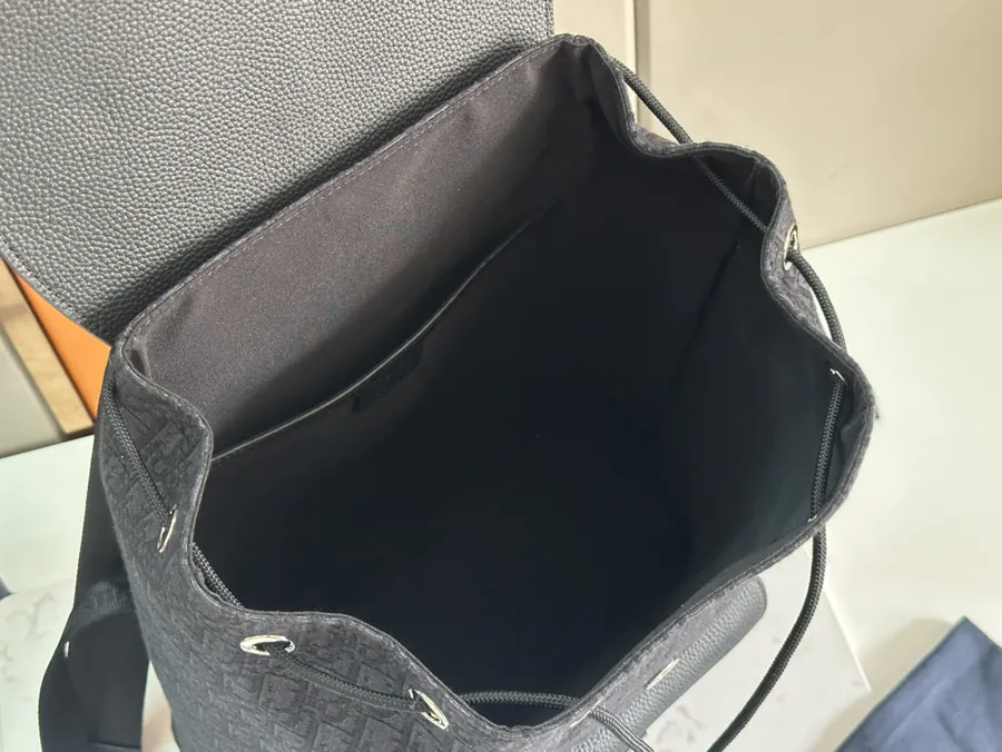Motion Shoulder Bag Elegant and Sophisticated