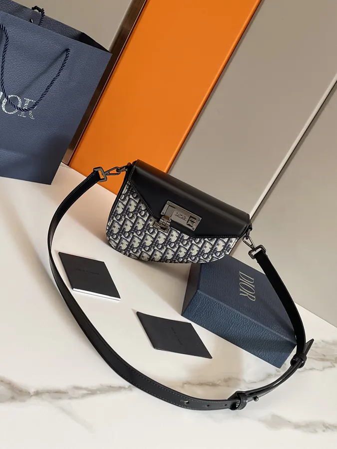 D House P500 Messenger Bag Classic Elegance