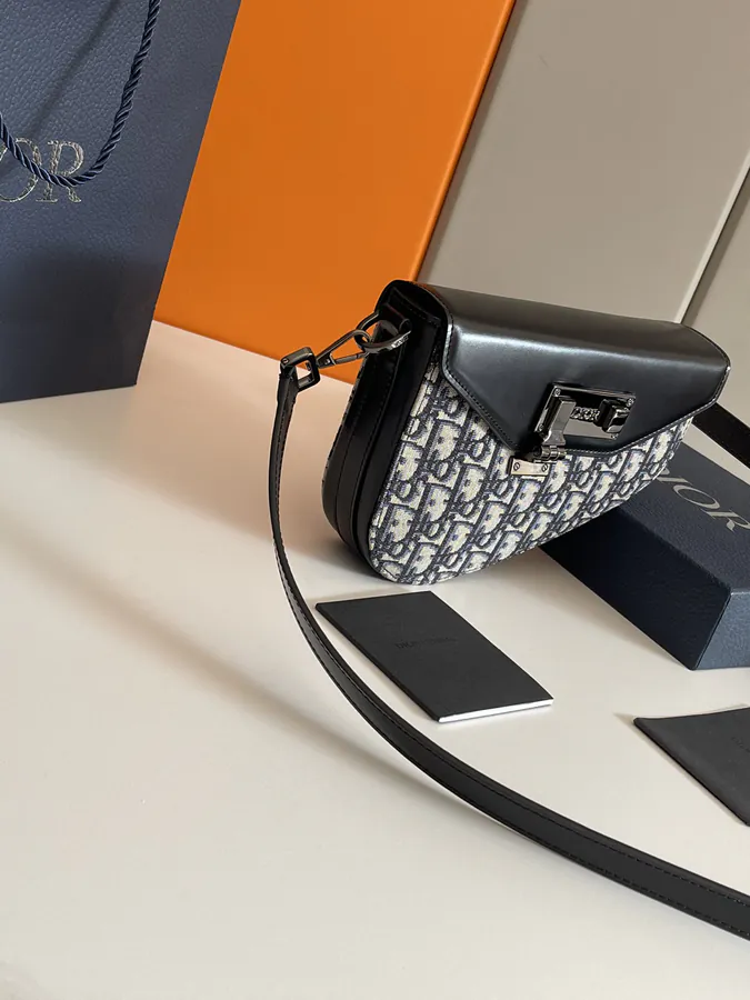 D House P500 Messenger Bag Classic Elegance
