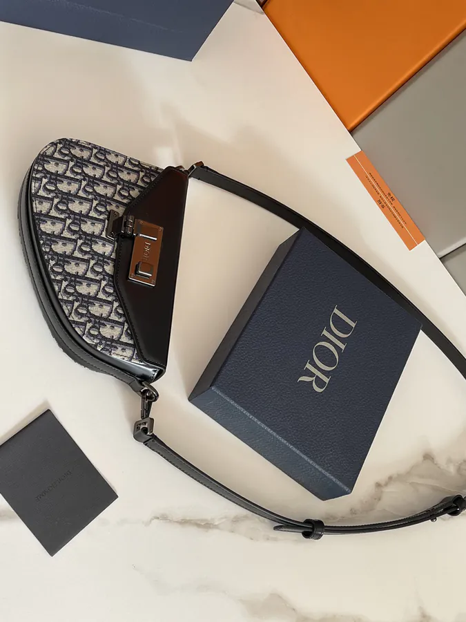 D House P500 Messenger Bag Classic Elegance