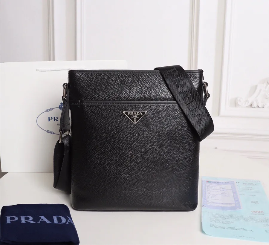 PRADA 简约大气款手提包