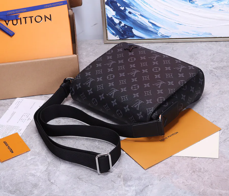 District Small Briefcase Elegant and Lightweight, Ideal for Daily Use