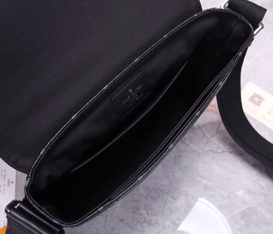 District Small Briefcase Elegant and Lightweight, Ideal for Daily Use