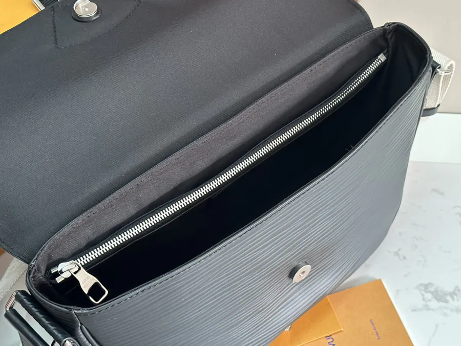 Montsouris Messenger Bag M23097 Black