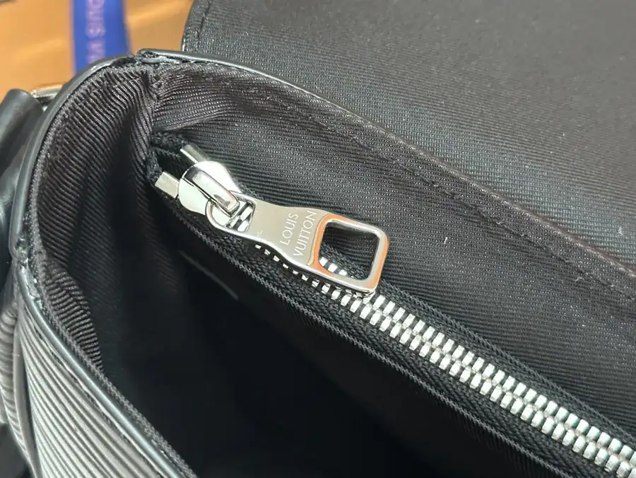 Montsouris Messenger Bag M23097 Black