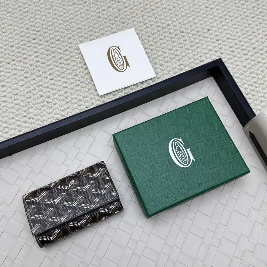 Saint Suice 3 Fold Key Case Compact Design