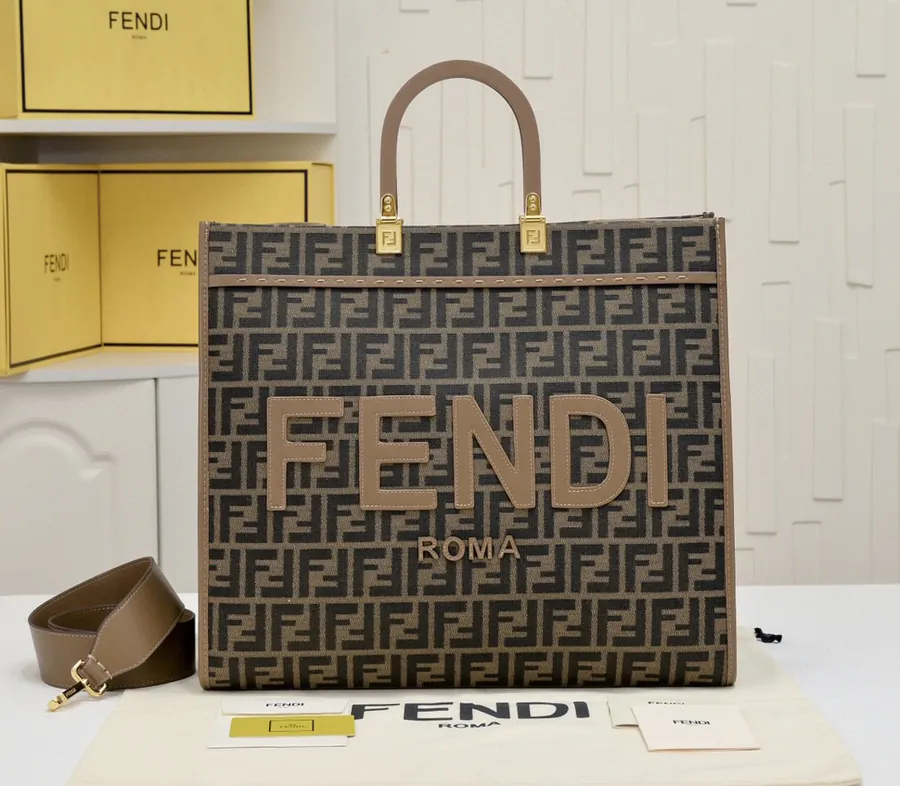 FÉNĐI TOTE Classic Double F Monogram Tote Bag