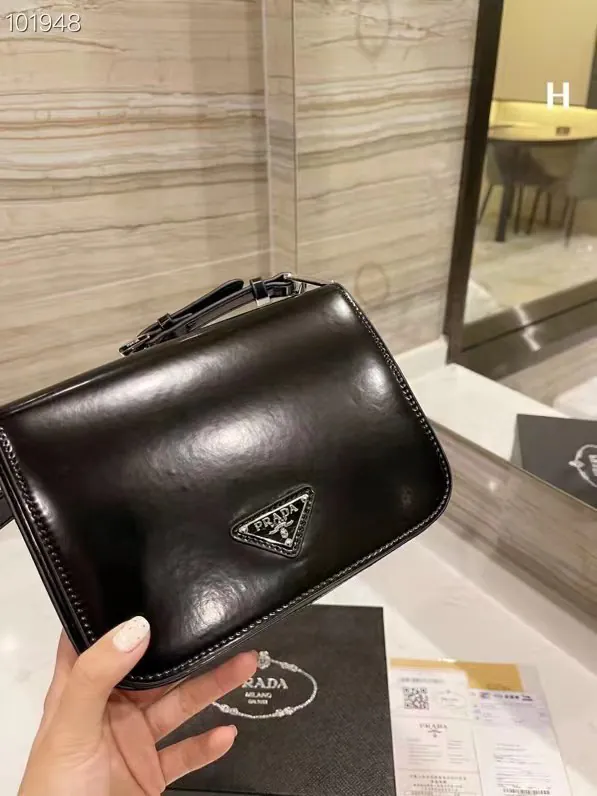 PRADA漆皮腋下包 小网红包