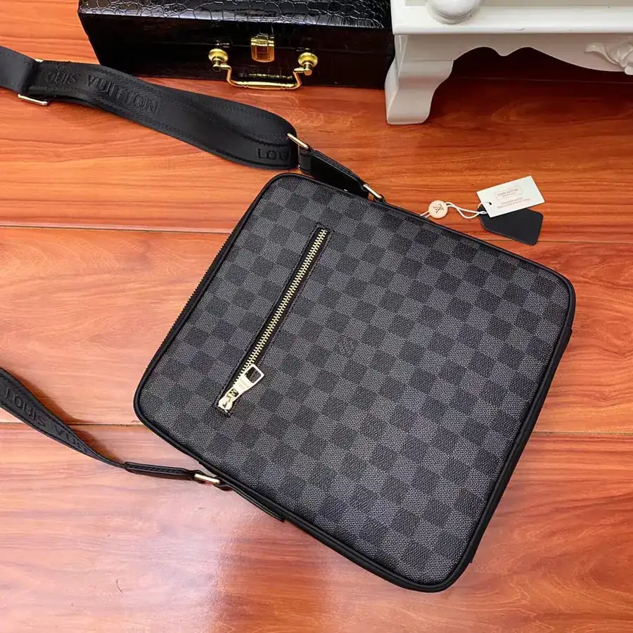 Pochette Voyage in Black Grained Calfskin