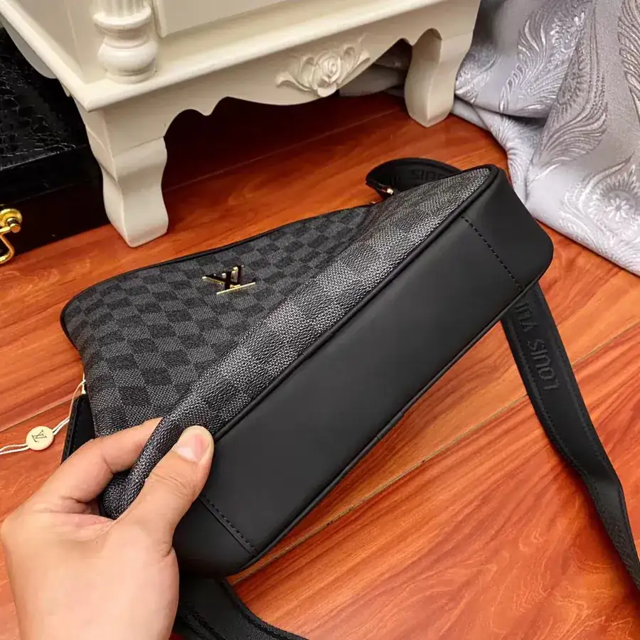 Pochette Voyage in Black Grained Calfskin
